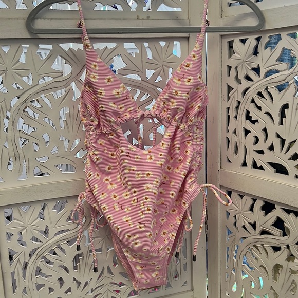 NWT Billabong tan lines daisy craze Eden one piece swimsuit . Color pink floral - Picture 4 of 10